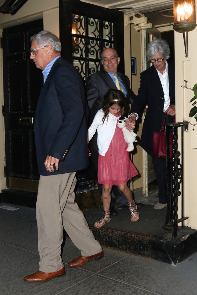 Suri Cruise z dziadkami