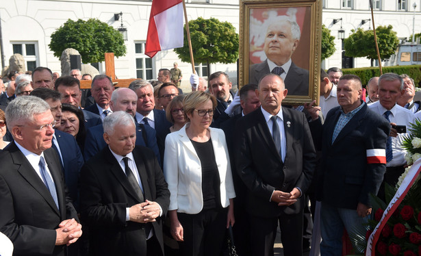 87. miesięcznica smoleńska. Barierki przed Pałacem Prezydenckim, Kaczyński i politycy PiS złożyli kwiaty