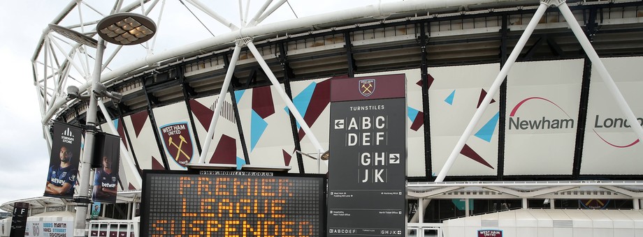 Mecze Premier League zostały zawieszone co najmniej do 4 kwietnia, o czym informuje kibiców napis przed stadionem West Ham United. Londyn, 15 marca 2020 r.