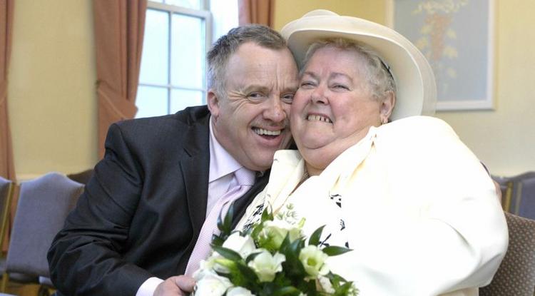 Clive és egykori anyósa, Brenda 2007-ben az esküvőjükön.
