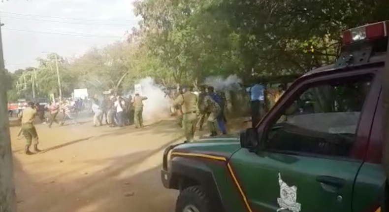 Chaos breaks out at Kisumu County Assembly, police lob teargas at rowdy supporters of Speaker Onyango Oloo