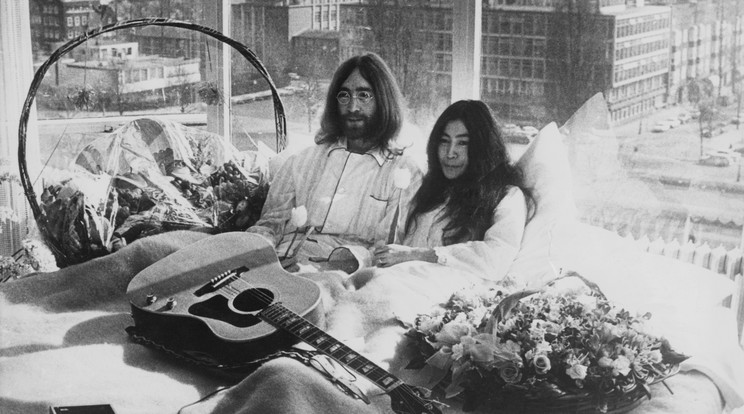 John Lennon (1940–1980) és felesége, Yoko Ono az ágyukban a Hilton Hotel elnöki lakosztályában, Amszterdam, 1969. március 25-én. Itt egy hétig ágyban maradtak "tiltakozásul a háború és az erőszak ellen a világban" / Fotó: .Getty Images