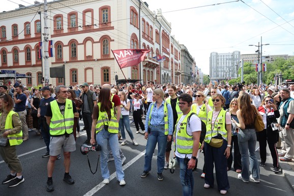 Protestna šetnja studenata u blokadi od Pravnog fakulteta preko Rektorata do Andrićevog venca (FOTO)