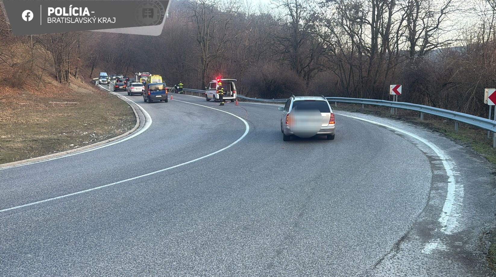 Motorkár narazil pri Pezinskej babe do zvodidiel.