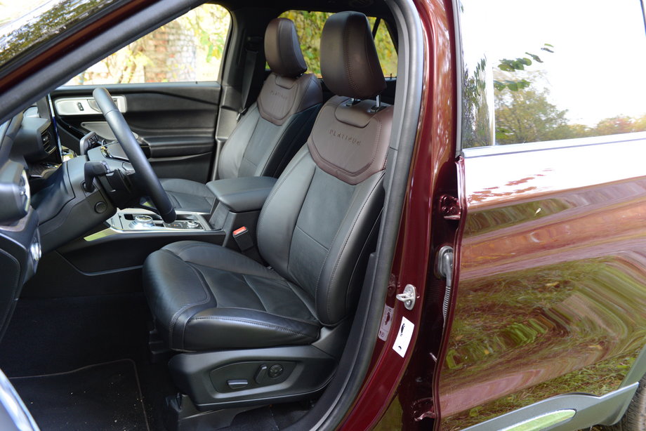 Ford Explorer 3.0 V6 Plug-in Hybrid - przednie fotele są bardzo wygodne i obszerne, wyposażone też w elektryczne sterowanie oraz wentylację i ogrzewanie.