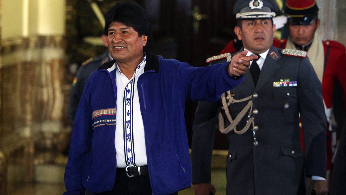 Urzędujący prezydent Boliwii Evo Morales zapewnił sobie trzecią kadencję, zdobywając w niedzielnych wyborach 61 proc. głosów - poinformowała boliwijska telewizja Unitel, powołując się na wyniki sondażu wśród osób opuszczających lokale wyborcze.