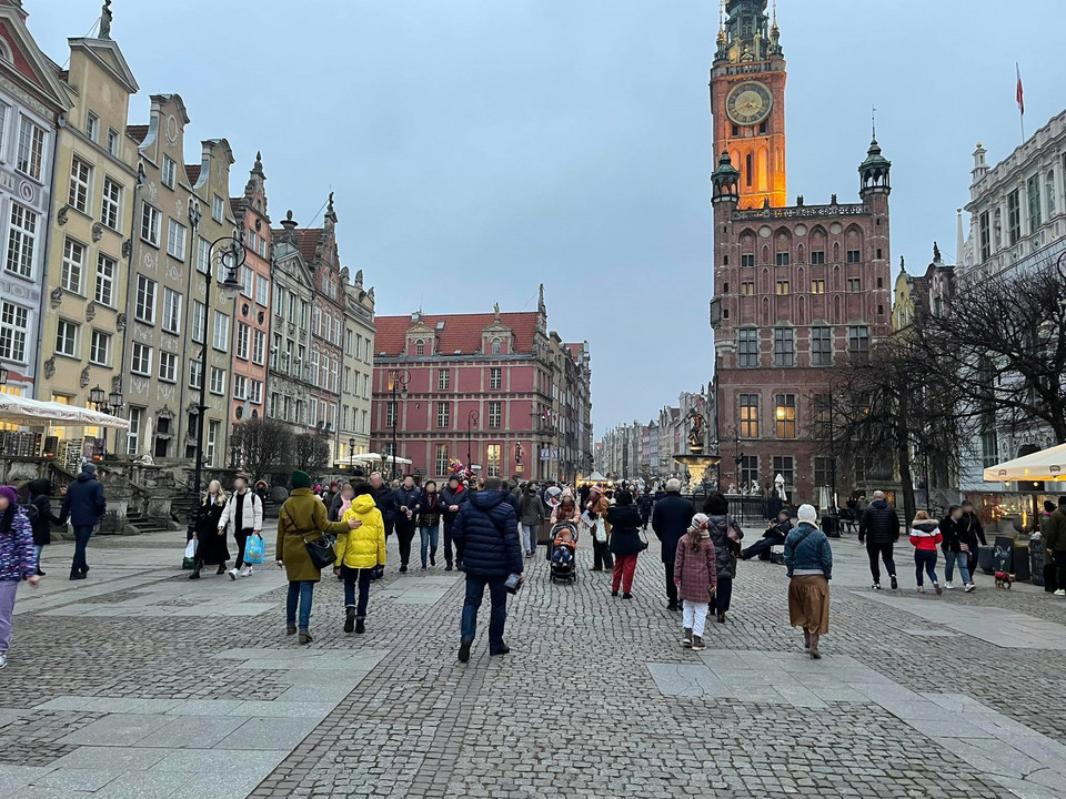 Gdański rynek przepełniony turystami 