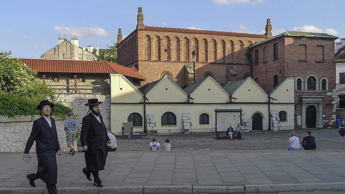 Jednym z najbardziej znanych i obleganych miejsc w Krakowie jest dzielnica Kazimierz i jej dawna żydowska część. Kazimierz, przez wieki będący osobnym miastem, obecnie znajduje się niemal w samym centrum Krakowa. Pełna barów i restauracji dzielnica stanowi jeden z ośrodków rozrywkowego życia miasta i konieczny punkt na mapie każdego, kto chce spróbować krakowskiego nocnego życia. Turystów przyciągają na Kazimierz również zabytki kultury żydowskiej, w tym zachowane synagogi i cmentarz. Przedstawiamy najważniejsze informacje, historię i ciekawostki Kazimierza w Krakowie.