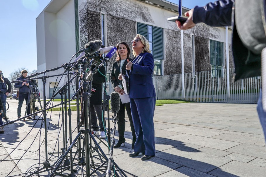 Ministra Spraw Zagranicznych Niemiec Annalena Baerbock i ministra rozwoju Svenja Schulze przedstawiają wytyczne feministycznej polityki zagranicznej