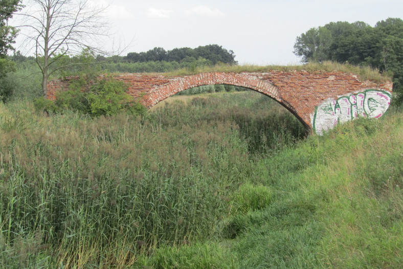 Most Laskowa – pozostałości dawnych mostów kolejowych pomiędzy miejscowościami Henrykowo a Laskowa. Po odzyskaniu przez Polskę niepodległości nieopodal przebiegała polsko-niemiecka granica