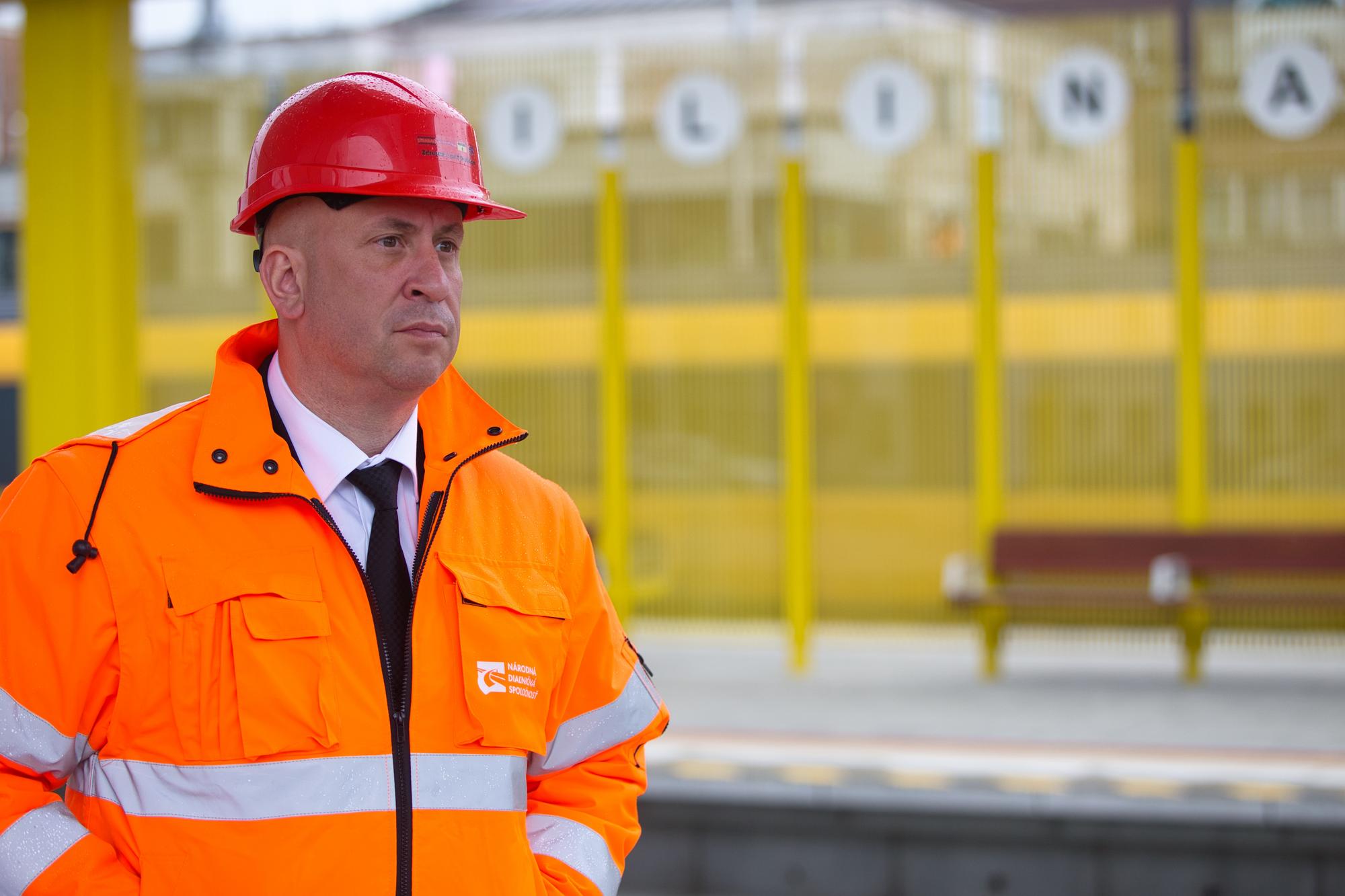 Prebiehajúce stavebné práce v okolí železničnej stanice v Žiline skontroloval aj minister dopravy Ráž.