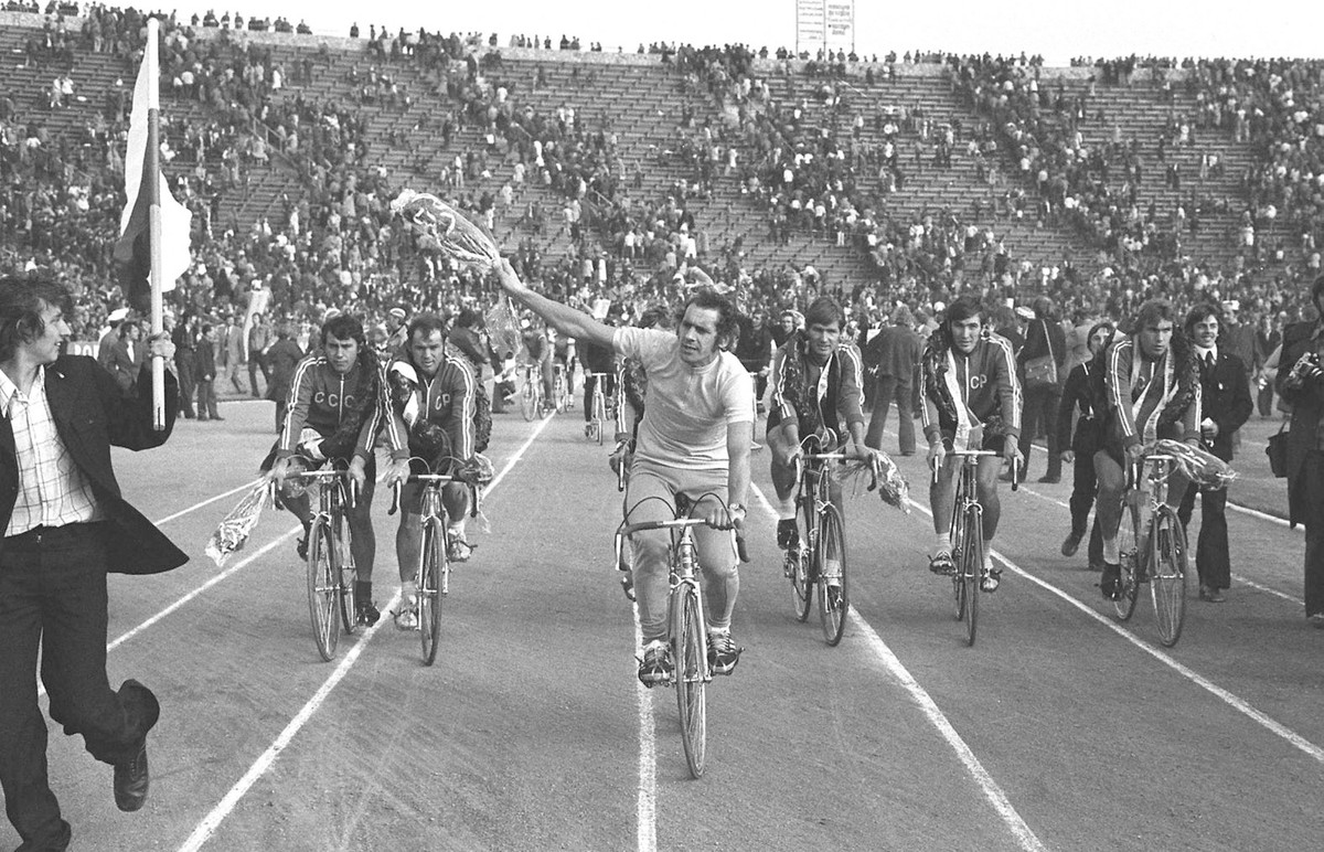 Na zdjęciu archiwalnym z 22.05.1975 r.: Ryszard Szurkowski na Stadionie X-lecia w Warszawie, podczas rundy honorowej po XXVIII Wyścigu Pokoju