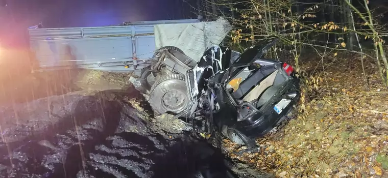 Przyczepa z miałem uderzyła i przygniotła auto osobowe. Pasażerowie byli bez szans