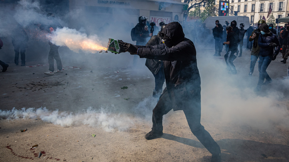 Masowe demonstracje we Francji. Policjant podpalony koktajlem Mołotowa w Paryżu