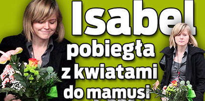 Isabel pobiegła z kwiatami do mamusi. Foto