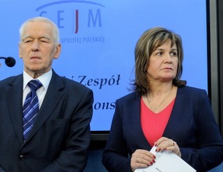 Prokuratura wszczyna dwa postępowania w sprawie głosowania 'na dwie ręce'