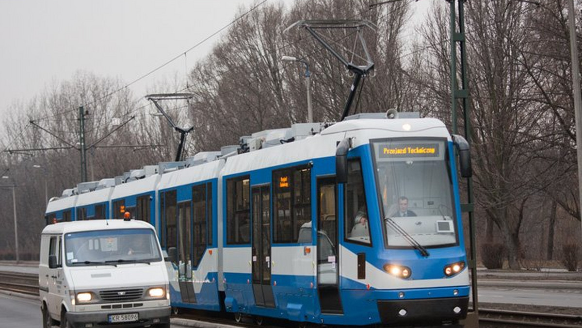 Dwie lawety przywiozły czwartkowej nocy z Wrocławia do Krakowa najdłuższy tramwaj w Polsce. Liczący 40 metrów długości pojazd został na czas transportu rozebrany na części - podało Radio Kraków.