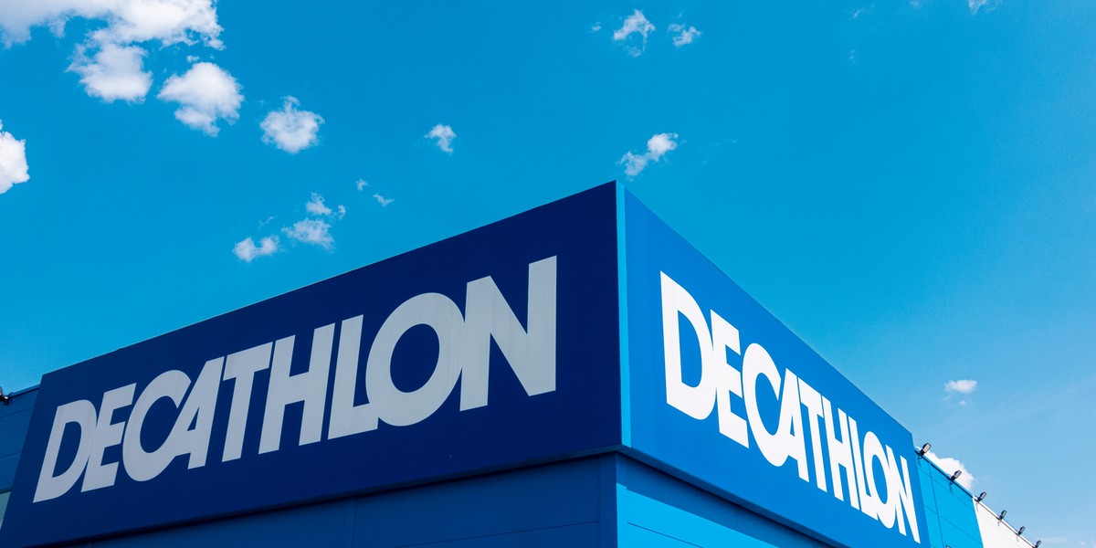 Decathlon przekazał, że "w trakcie kontroli jakości i bezpieczeństwa pracownicy marki ELOPS wykryli potencjalne ryzyko zidentyfikowane w kilku egzemplarzach fotelika dziecięcego 100 BCLIP".