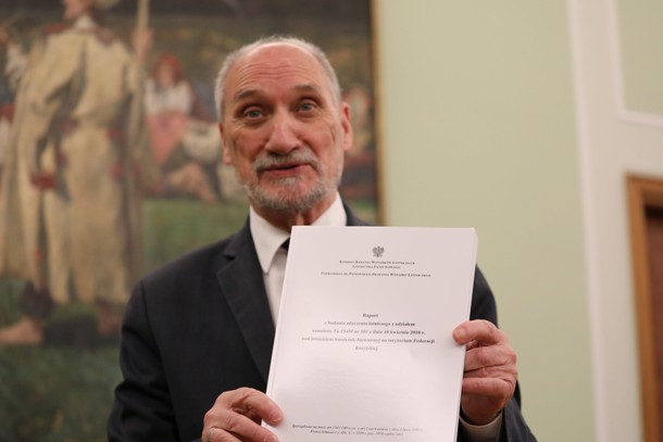 Antoni Macierewicz podczas konferencji prasowej w sprawie raportu podkomisji smoleńskiej.