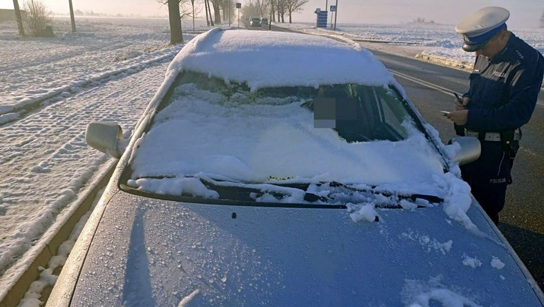 Samochód zasypany śniegiem? Policja ukarała kierowcę mandatem