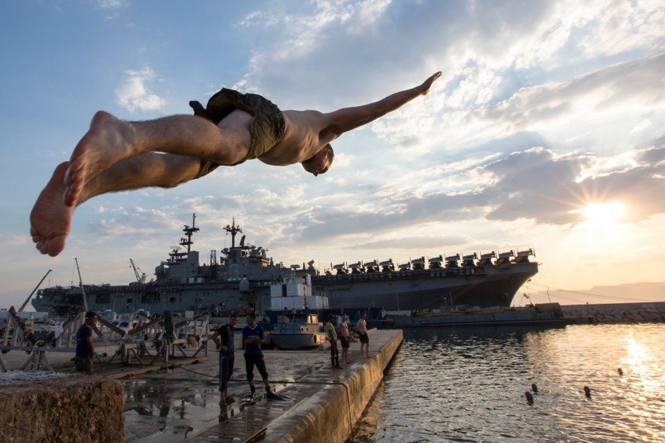 Żołnierz oddaje skok do wody w pobliżu okrętu desantowego USS Kearsarge w Zatoce Akaba