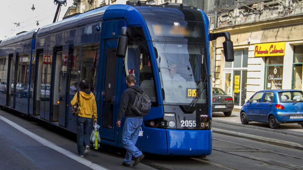 Ewentualne podwyżki opłat za bilety w komunikacji miejskiej nie dotkną stałych pasażerów. Rozważana jest podwyżka cen za bilety jednorazowe. Trwają konsultacje, decyzje jeszcze nie zapadły – powiedziała rzecznik prezydenta Krakowa Monika Chylaszek.