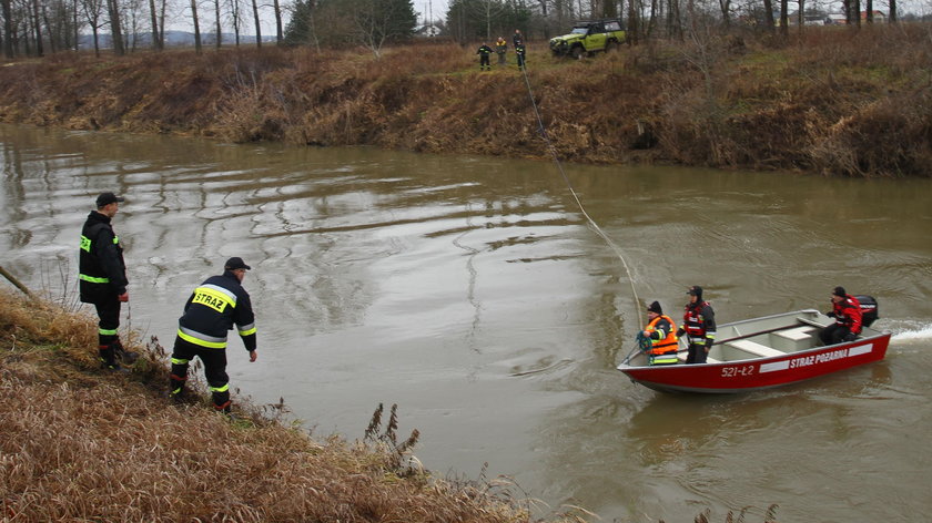 Tragedia w Tryńczy. Strażacy zlokalizowali w rzece zatopione auto