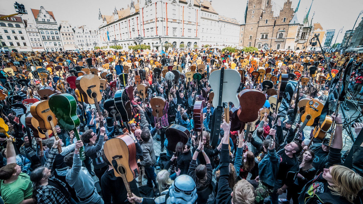 1 maja na Rynku we Wrocławiu odbędzie się kolejna próba bicia Gitarowego Rekordu Guinnessa. Rok temu się udało. Teraz do ustanowienia nowego wpisu w księdze potrzeba co najmniej 7357 miłośników gitary, którzy zagrają utwór Jimiego Hendriksa "Hey Joe". Poprzeczka zawieszona jest coraz wyżej.