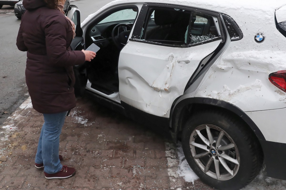 Uszkodzone BMW przy ul. Nowolipie w Warszawie. Przewożona koparka spadła z lawety na zaparkowane przy jezdni pojazdy.