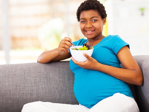 pregnant woman eating(supamamas) 