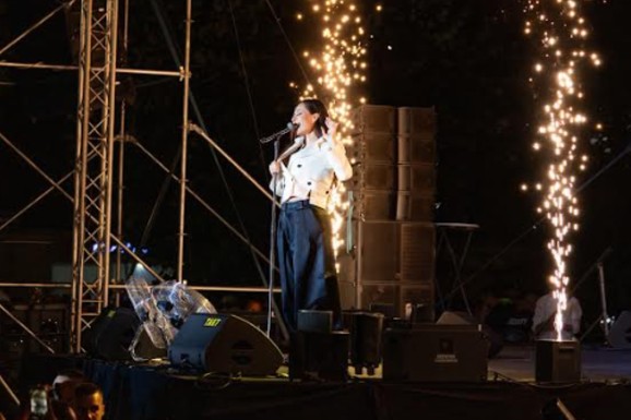 CECA U PATIKAMA "ZAPALILA" KOLAŠIN! Reka ljudi na trgu, skandiraju joj: "Mi te volimo" (VIDEO)