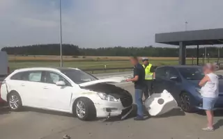 Nie zmieścił się w bramkach – rozbił auto i barierki