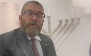 Prokuratora zamierza przedstawić posłowi Braunowi szereg zarzutów. Nie tylko za incydent z gaśnicą