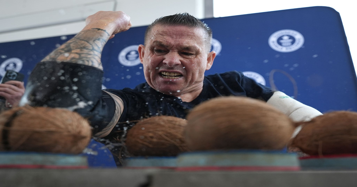 84 Kokosnüsse zerschlagen: 8 Weltrekorde in Hamburg