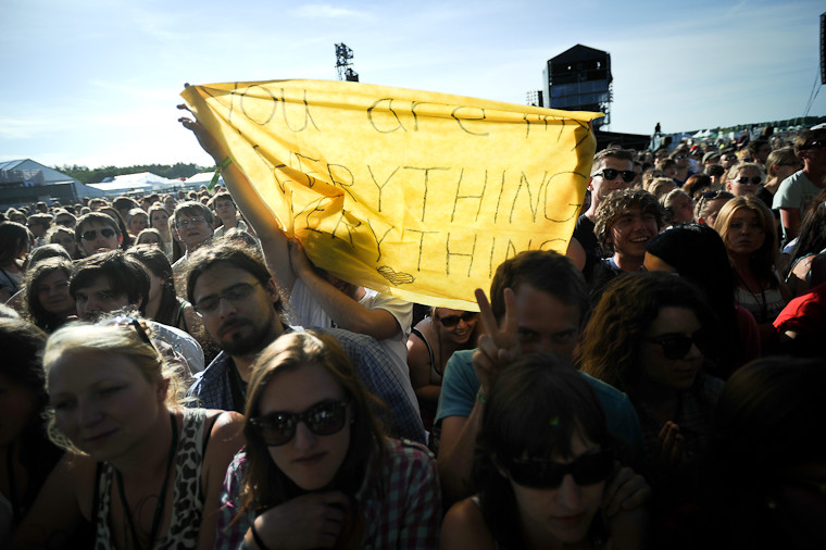 Publiczność pod sceną na festiwalu Heineken Open'er (fot. Artur Rawicz/Onet)