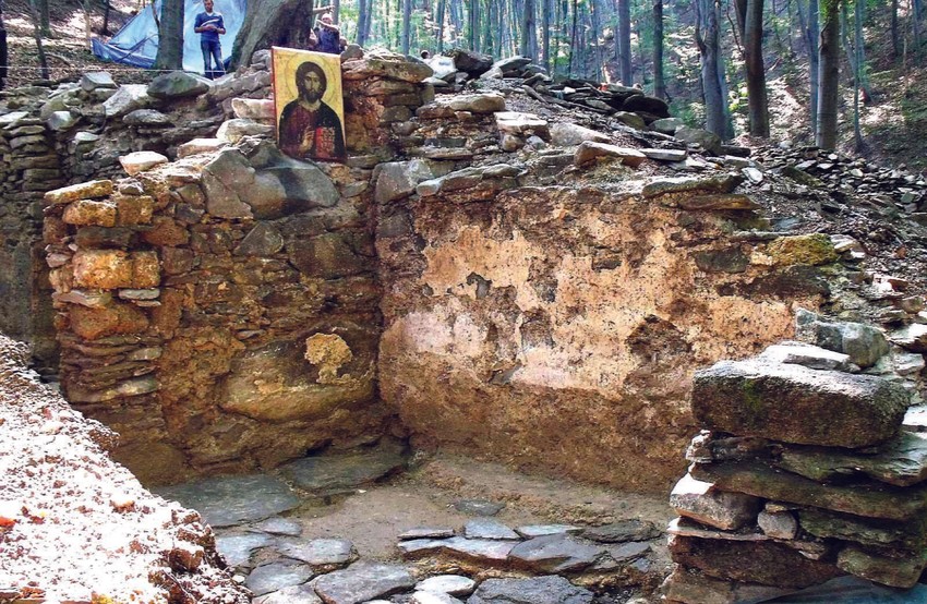 Jedan od otkopanih zidova stare crkve