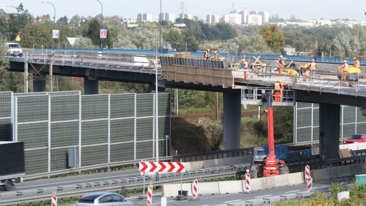 Od środy, 17 października, kierowcy podróżujący autostradą A4 w kierunku Rzeszowa, na wysokości Węzła Opatkowice znów będą mogli korzystać z dwóch pasów ruchu. Nadal nieczynny będzie natomiast zjazd w kierunku centrum Krakowa.