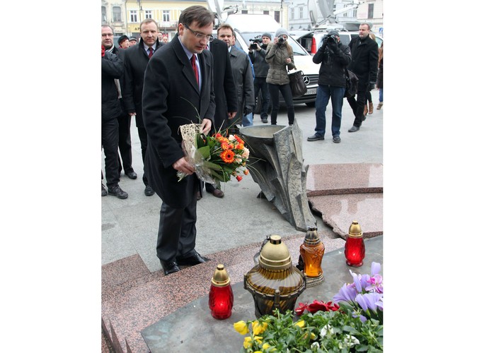 Zbigniew Ziobro składa kwiaty pod pomnikiem Jana Pawła II w Nowym Sączu