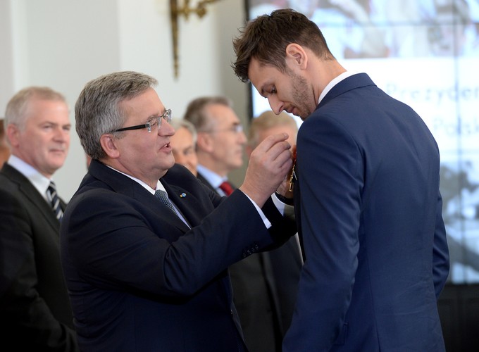 Prezydent Bronisław Komorowski odznacza Krzyżem Oficerskim Orderu Odrodzenia Polski zawodnika reprezentacji Polski Michała Winiarskiego