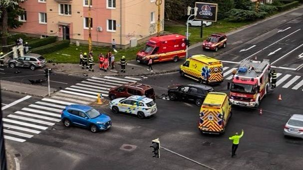V Košiciach sa zrazili tri autá. 