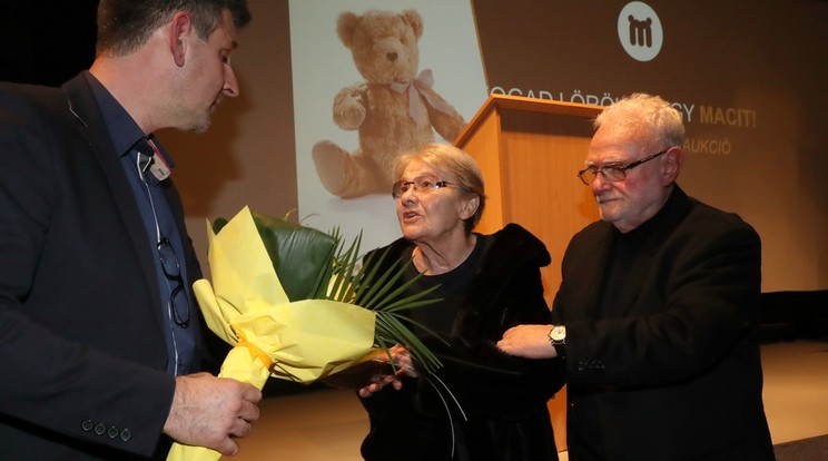 Törőcsik Marit Kárász Róbert köszönti /Fotó: Grnák László