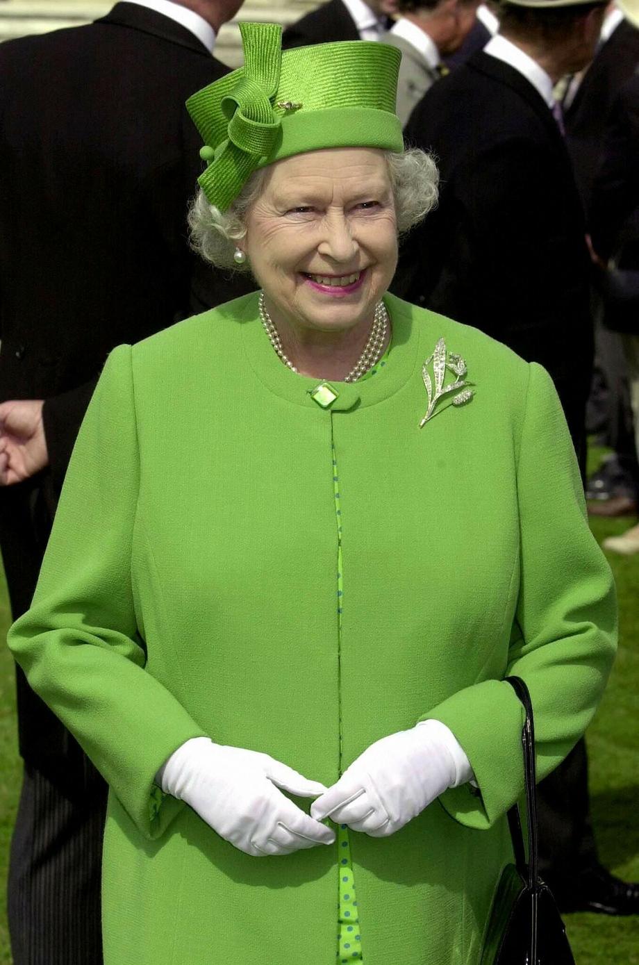 Królowa wybiera jaskrawe kolory strojów, bo lubi się wyróżniać