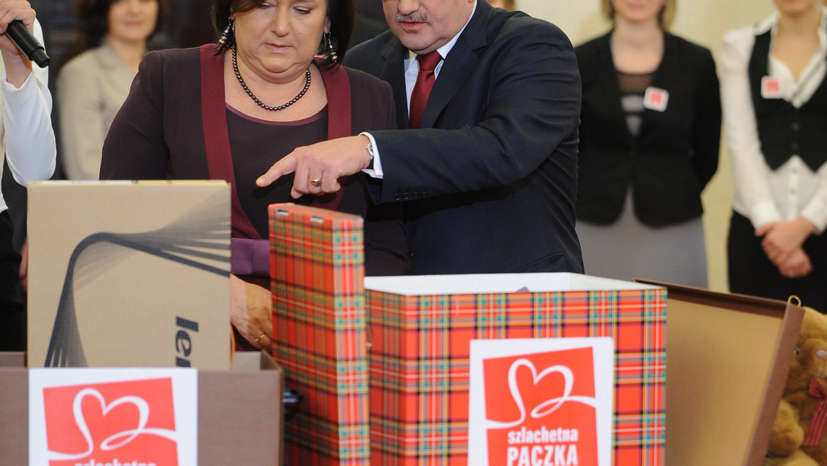 Lodówkę, łóżko i ubrania podarowała para prezydencka Bronisław i Anna Komorowscy wielodzietnej rodzinie w ramach akcji świątecznej pomocy "Szlachetna Paczka". Symboliczne pakowanie prezentu odbyło się we wtorek w Pałacu Prezydenckim.