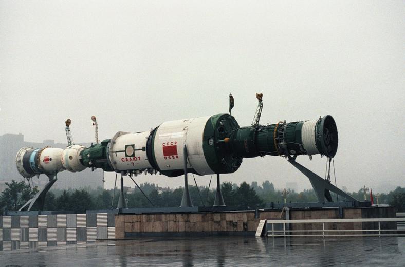 Model stacji Salut z zadokowanym Sojuzem i Progressem