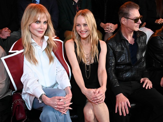 Nikol Kidman i Vanesa Paradi na Chanel reviji u Parizu