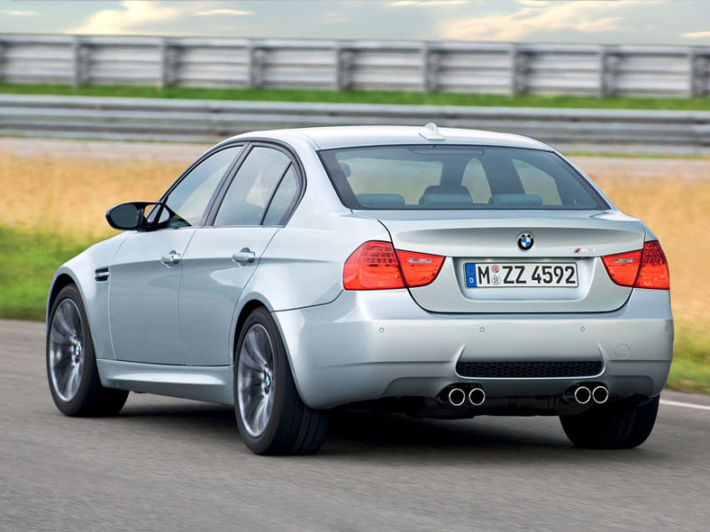 BMW M3 model 2009: zmiany wewnątrz i nowy tył