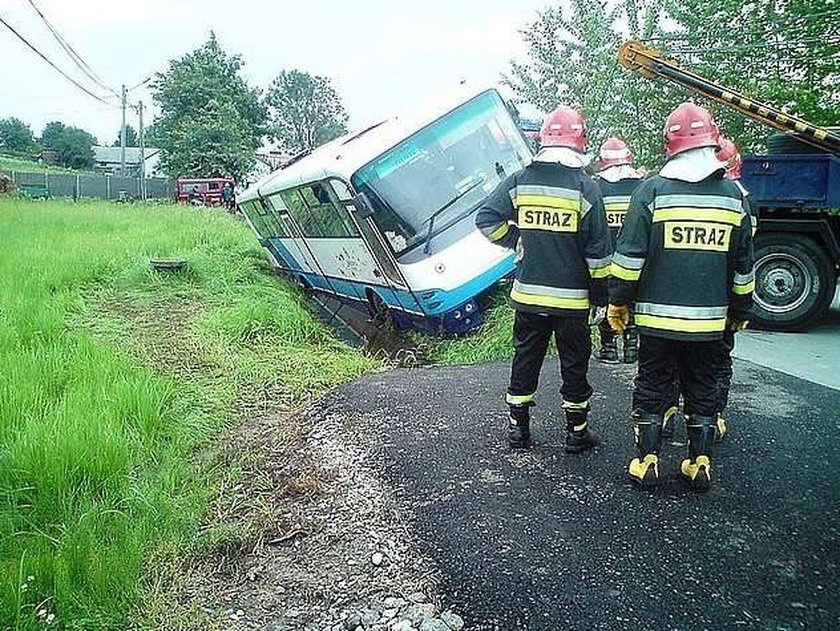 Groza pasażerów. Autobus wpadł do rowu!