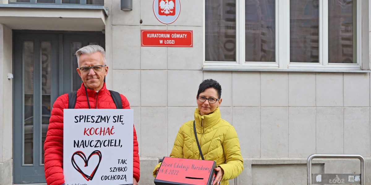 Protest przed Kuratorium Oświaty w Łodzi. Wysyłają kartki do ministra edukacji Przemysława Czarnka.