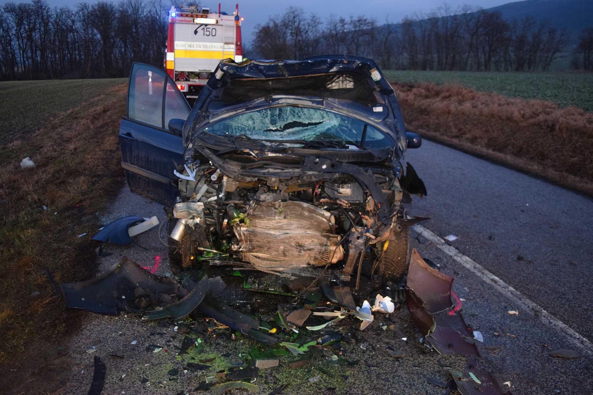 Pri čelnej zrážke dvoch vozidiel neďaleko Nitry sa zranili traja ľudia.