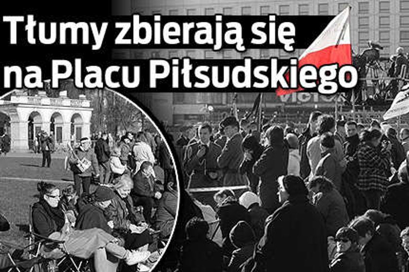 Ludzie zbierają się na Placu Piłsudskiego